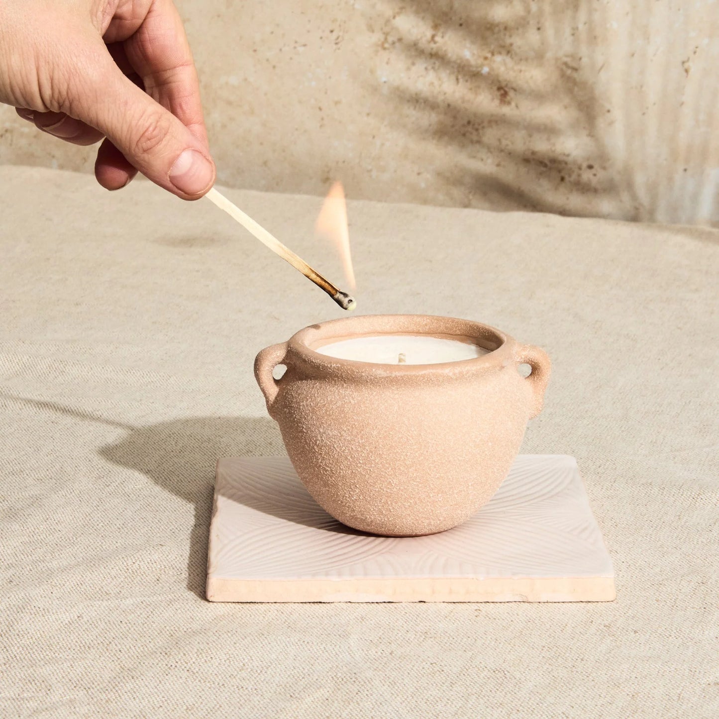 Bougie en Terre Cuite – Myrrhe & Tonka